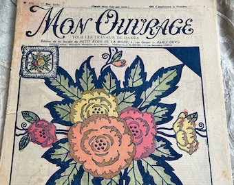 Peut inclure: Une couverture de magazine vintage avec un motif floral composé de fleurs de pêche, jaunes et roses. Le texte de la couverture est "Mon Ouvrage" et "Tous les travaux de dames".