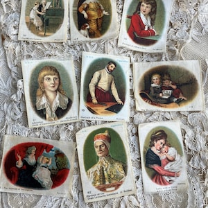 Puede incluir: Un conjunto de diez tarjetas de cigarrillos vintage que presentan retratos de figuras históricas y escenas. Las tarjetas están impresas en papel fino con fondo blanco y presentan ilustraciones coloridas. Las tarjetas están en buen estado con algo de desgaste.