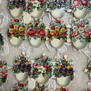 Bellissima e rara collezione di antiche uova di Pasqua tedesche in rilievo cromo con fiori, ritagli di album di carta antichi Gruppo 2