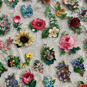 Bella e ampia collezione di fasci di effimere di carta con fiori in rilievo cromato antico, ritagli di album di carta antichi REF 2