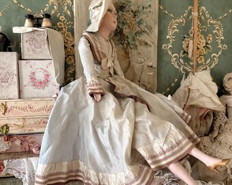 アンティークフランス製ブドワールドール、手描きの顔、シルクサテン