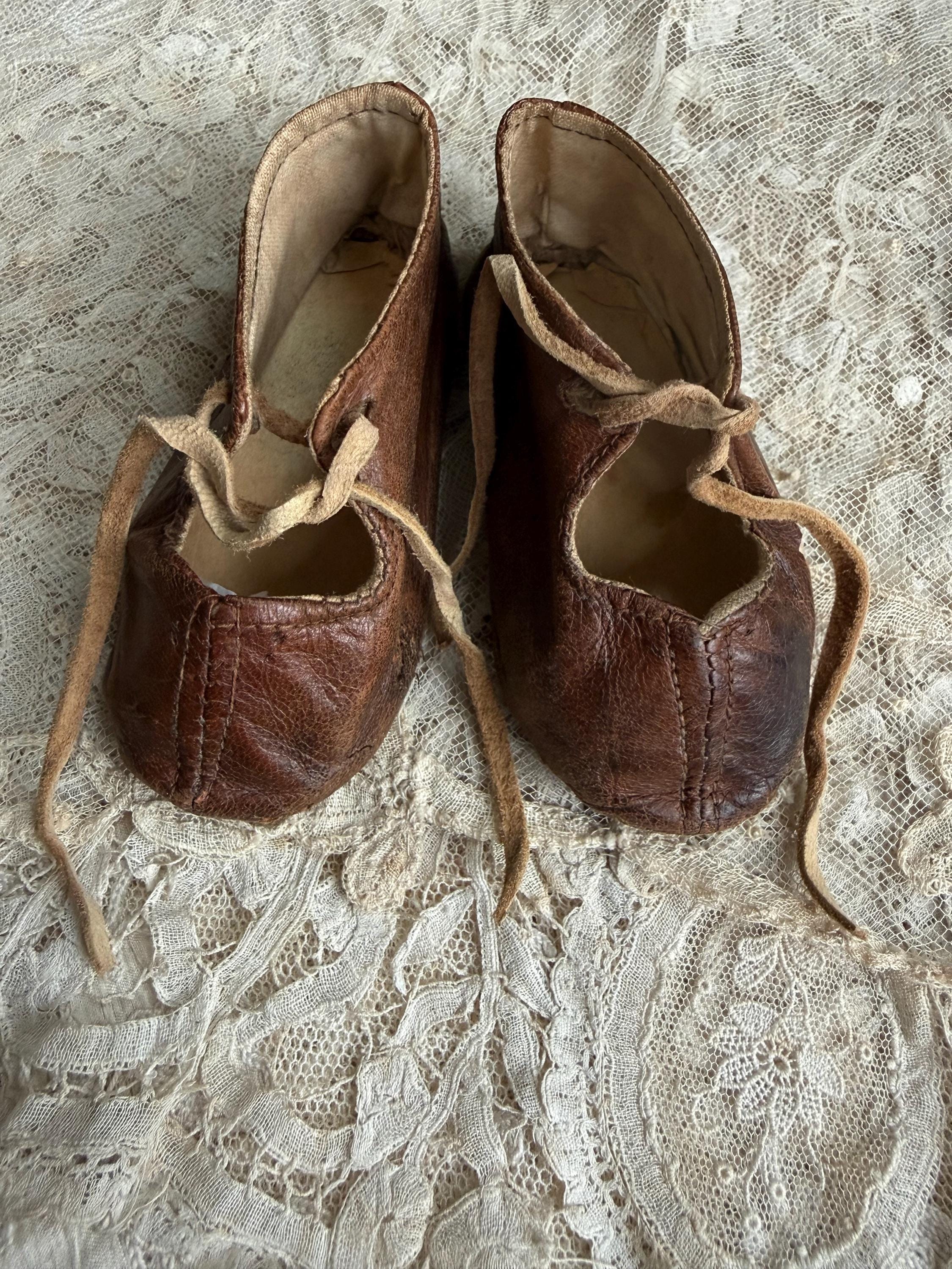 Paire De Chaussures Anciennes En Cuir Pour Poupée - Taille 10 (7,5cm) - France, Années 1900