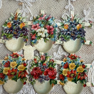 Bellissima e rara collezione di antiche uova di Pasqua tedesche in rilievo cromo con fiori, ritagli di album di carta antichi Gruppo 3