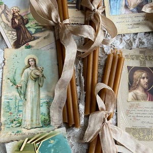 Cinque bellissime candele di preghiera in cera d'api per la chiesa e un antico biglietto di preghiera