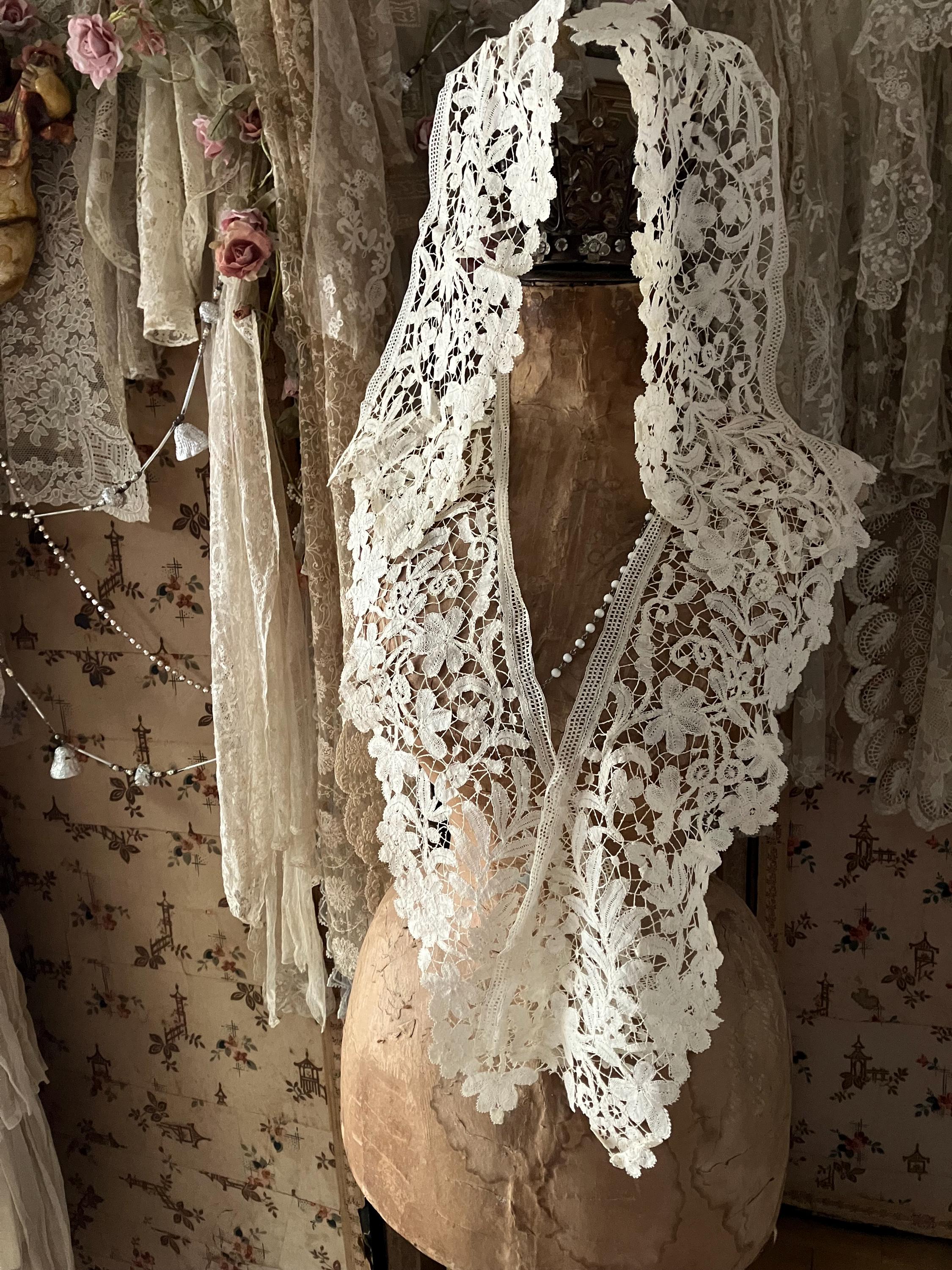 Four Stunning Antique Victorian Honiton Lace Pieces, Collar and