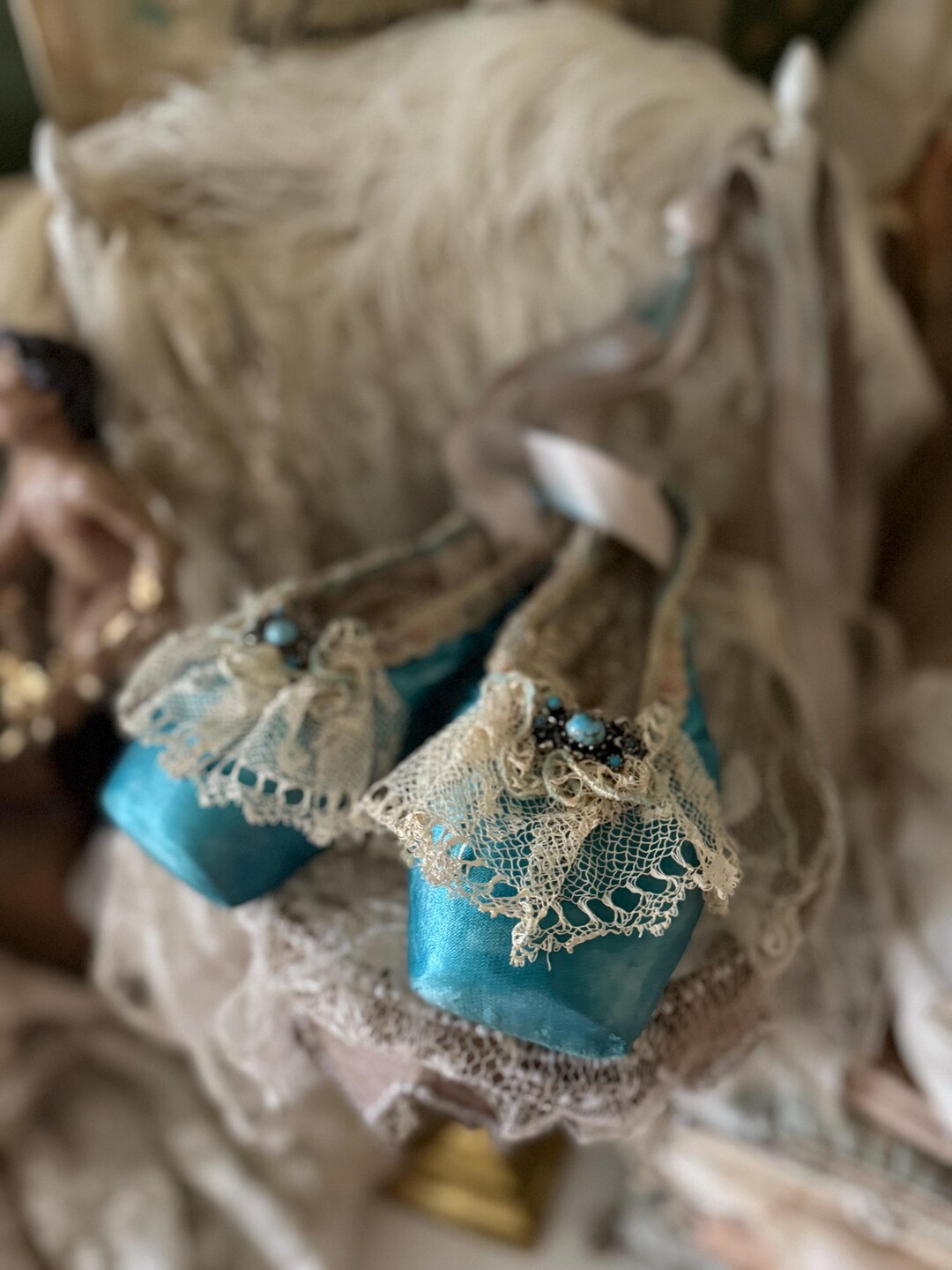 アンティークレース付きヴィンテージターコイズポワントシューズ