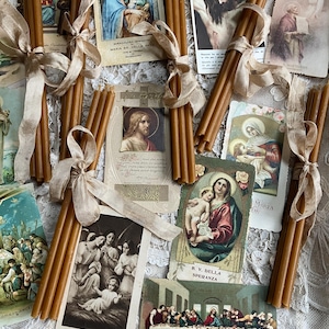 Cinque bellissime candele di cera d'api per la preghiera della chiesa e un antico biglietto di preghiera