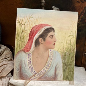 Könnte beinhalten: Ein Aquarellbild einer Frau mit einem roten Kopftuch und einem blauen Kleid. Sie blickt nach rechts und steht in einem Feld mit hohem Gras.