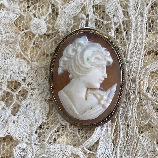 Superbe pendentif de broche camée sculpté antique, circa , bijou victorien, broche camée Ref C4