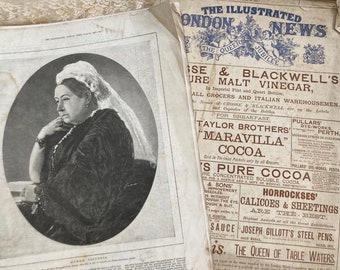 Può includere: Un ritratto in bianco e nero della regina Vittoria, con un berretto di pizzo bianco e un vestito scuro. L'immagine è tratta da The Illustrated London News, che presenta anche pubblicità di prodotti come il cacao "Maravilla" e i tessuti di cotone e le lenzuola "Horrockes'"