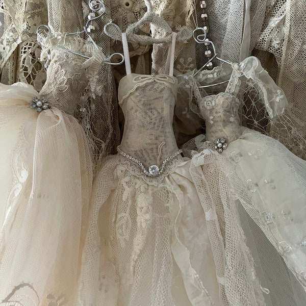 Belles dentelles anciennes et jupes à volants en coton et noeuds penderie/étagère, décoration de robe de porte d'armoire à linge