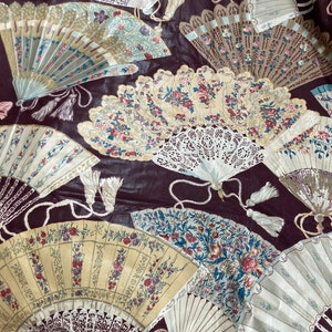 &quot;Schöner Vintage Sanderson Stoff &quot;&quot;Lady Windermere&quot;&quot; Tiefes Burgunder-Lila Blumen- und Spitzenfächer-Design.&quot;