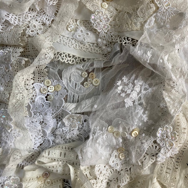 Superbe collection de lacets blancs antiques dentelles victoriennes et de garnitures vintage