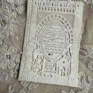 Negentiende-eeuwse valentijnskaart van kantpapier met liefdesmunt met handgeschreven tekst RY