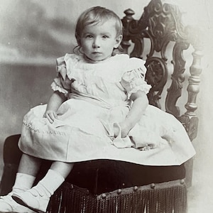 Ritratto di un bambino vittoriano vestito da bambina, Photo Cabinet Card