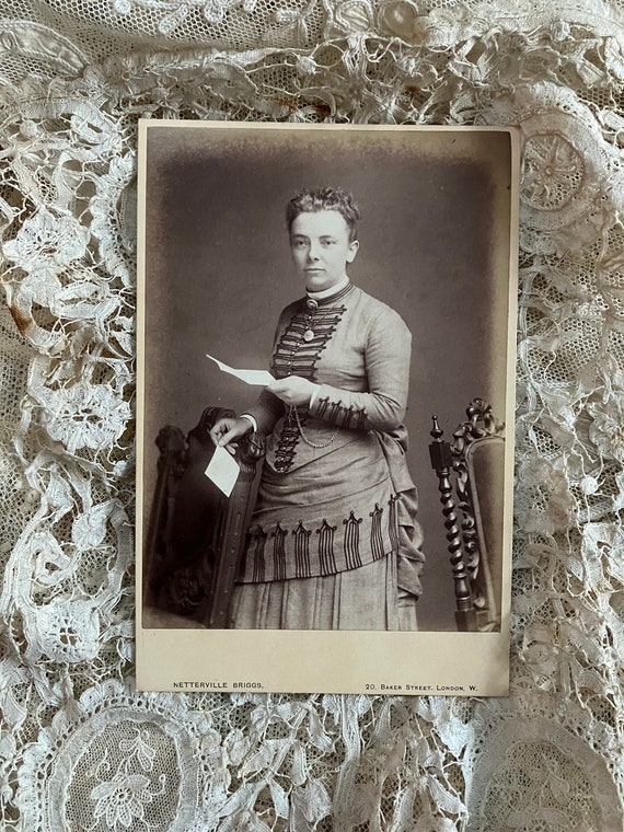 ビクトリア朝の女性の写真キャビネット カード CDV カルテ デ ビジット