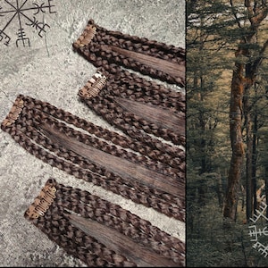 Puede incluir: Cuatro extensiones de cabello marrón con clips, trenzadas juntas, sobre una superficie gris texturizada.