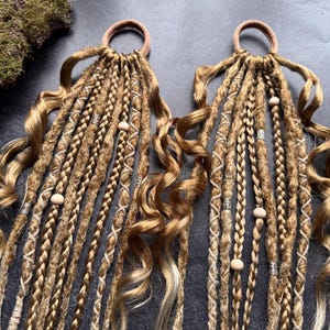 SONNIGE BLOND | Dreads auf Haarband | Gehäkelte Dreadlocks | Synthetisches Set | Natürliche Farbe slawische warme Ombre Afrolocks Sommer Haarverlängerungen
