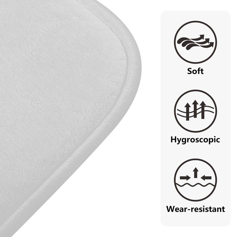 Puede incluir: Primer plano de una alfombra de ba&ntilde;o blanca, suave y absorbente con una superficie texturizada. La alfombra est&aacute; dise&ntilde;ada para ser c&oacute;moda, absorbente y resistente al desgaste.