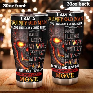 Puede incluir: Un vaso de acero inoxidable de 30 oz con un gráfico de calavera negro y naranja. El vaso presenta el texto "Soy un viejo gruñón, me encanta la libertad y la cerveza, y amo a mi esposa, protejo a mi familia, como carne y tengo armas, si no te gusta, muévete".