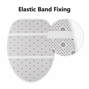 Puede incluir: Funda para asiento de inodoro blanco con un patr&oacute;n de puntos negros y bandas el&aacute;sticas para sujetarlo al asiento del inodoro. El texto "Elastic Band Fixing" se muestra encima de la imagen.