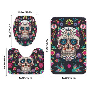 Puede incluir: Un juego de tres alfombras de ba&ntilde;o con un dise&ntilde;o de calavera de az&uacute;car colorido con detalles florales. El juego incluye una tapa para el inodoro, una alfombra de contorno y una alfombra de ba&ntilde;o. Las alfombras est&aacute;n hechas de microfibra suave y absorbente y son lavables a m&aacute;quina.