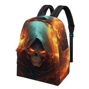 Może przedstawiać: Czarny plecak z regulowanymi szelkami przedstawia kolorowy nadruk czaszki z błyszczącymi oczami i postacią w kapturze pogrążoną w płomieniach.