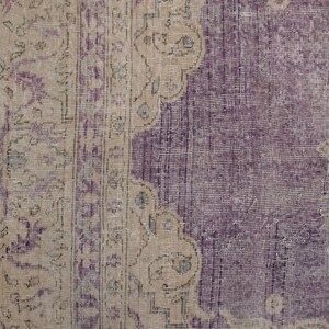 K&ouml;nnte beinhalten: Ein Vintage-Teppich mit einem violetten Mittelteil und einem beigefarbenen Rand. Der Rand hat ein Blumenmuster.
