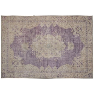 K&ouml;nnte beinhalten: Ein Vintage-Teppich mit einem violetten Hintergrund und einem beigefarbenen Muster. Der Teppich hat einen verblassten, abgenutzten Look und zeigt komplizierte florale Designs.