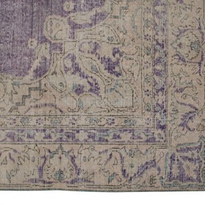 K&ouml;nnte beinhalten: Ein Vintage-Teppich mit einem verblassten Farbverlauf in Lila und Beige. Der Teppich hat ein florales Muster mit filigranen Details. Der Teppich ist in gutem Zustand und hat eine weiche Textur.
