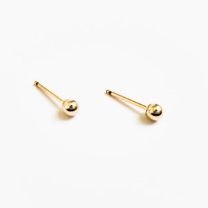 Aretes de bola rellenos de oro de 14k: aretes minimalistas y sencillos