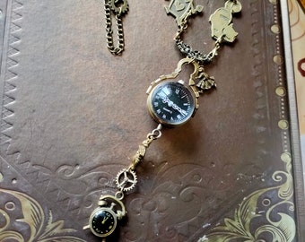 Collier sautoir montre à quartz "Alice"  Pendentif bronze. Steampunk. thème : Alice au Pays des Merveilles. Pièce unique. Cadeau original.