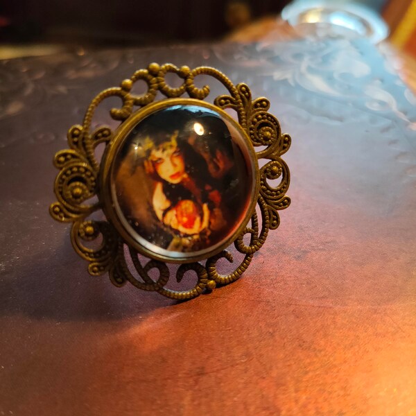 Bague Steampunk bronze "L'Empoisonneuse" originale. Cabochon portrait femme. Bijou romantique gothique / victorienne. Bague ronde réglable.