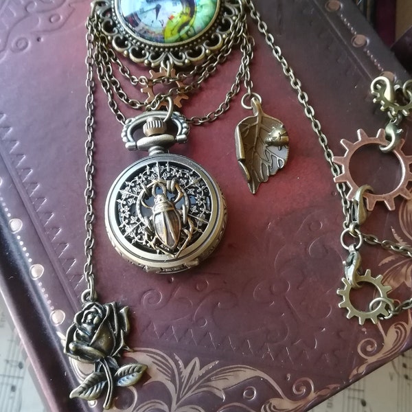 Collier sautoir montre à quartz "Insecte Love"  Pendentif bronze romantique Steampunk. Cabochon verre. Thème Nature scarabée papillon fleur.