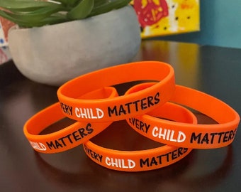 Commande en gros* - Chaque enfant compte-Orange Shirt Day Bracelet en silicone Debossed Color Filled Bracelet