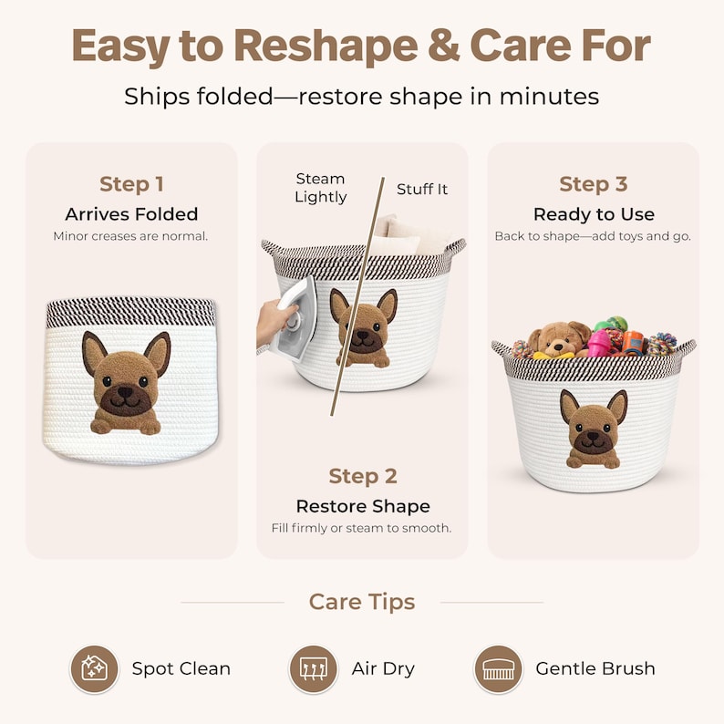 Op de afbeelding: Witte touwmand met een bruin en zwart gestreepte rand en een cartoon bulldog ontwerp. De afbeelding laat zien hoe je de mand opnieuw kunt vormen nadat deze is opgevouwen. De tekst luidt "Easy to Reshape & Care For".