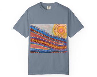 Wilde bloemenweide van Oekraïne; Zonnestraalgolven T-shirt | Kleurrijke abstracte zon en gevormde heuvels