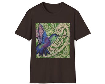 Levendige T-shirt met illustratie van kolibrie | Groene paisley-achtergrond