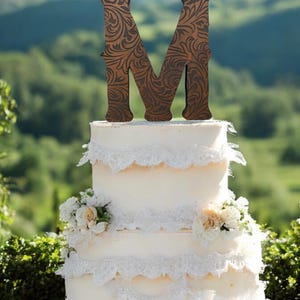 Adorno para tarta de boda de cuero rústico estilo western con letras personalizadas