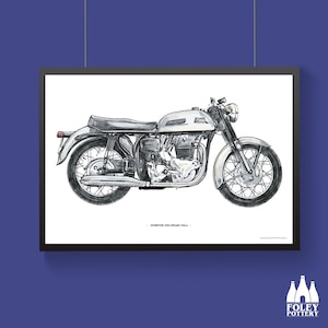 Könnte beinhalten: Eine Schwarzweiß-Zeichnung eines Norton Atlas Motorrads aus dem Jahr 1963. Das Motorrad ist im Profil gezeichnet, wobei das Vorderrad zum Betrachter zeigt. Der Text "NORTON 1963 ATLAS 750cc" ist unter dem Motorrad gedruckt.