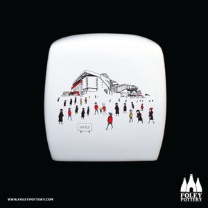 Könnte beinhalten: Weiße Keramikfliese mit einer Schwarzweißillustration eines Stadions, zu dem Menschen gehen. Das Stadion ist mit "Anfield" beschriftet.