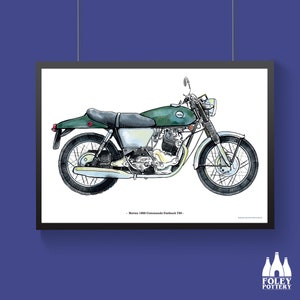 Könnte beinhalten: Eine Schwarzweiß-Zeichnung einer grünen Norton Commando Fastback 750-Motorrad aus dem Jahr 1968. Das Motorrad ist im Profil gezeichnet, wobei das Vorderrad zum Betrachter zeigt. Die Zeichnung befindet sich auf weißem Hintergrund.