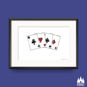Puede incluir: Una ilustración en blanco y negro de cuatro cartas de juego, un trébol, un corazón, una pica y un diamante, en un marco blanco.