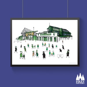 Puede incluir: Una ilustración en blanco y negro de un estadio de fútbol con personas vestidas de verde y blanco caminando hacia el estadio. El estadio está etiquetado como "Celtic Park" y el letrero dice "Home Park".