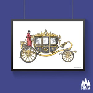 Puede incluir: Un carruaje negro y dorado con una figura vestida de rojo de pie en el estribo. El carruaje tiene detalles ornamentados y es tirado por caballos.