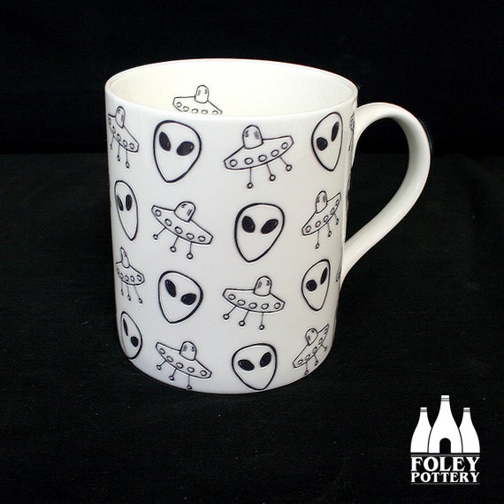 DDL: UFO - Flying Saucer - Space - Alien - Doodle -   - ( illustrated ) - Fine bone china Mug