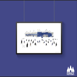 Puede incluir: Una ilustración de acuarela de un estadio con una multitud de personas delante. El estadio es azul y blanco y tiene un gran cartel que dice "Foley Way".