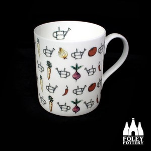 VP: Grönsakslandet, Grönsaker, Trädgårdsskötsel, Kolonilott, Trädgårdsmästare, Grönsak, inspirerad, Illustrerad - Fint benporslin - Mugg