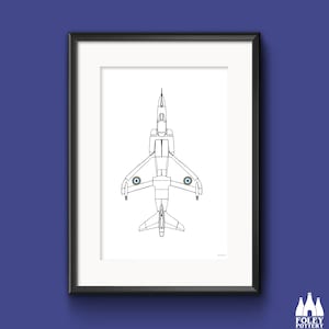 Puede incluir: Un dibujo en blanco y negro de un avión de combate a reacción en un marco blanco. El avión se ve desde arriba y tiene dos círculos en las alas.