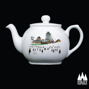 Pode incluir: Bule de cerâmica branca com uma ilustração em preto e branco de uma mina de carvão e mineiros. O texto "Bethesda Colliery" é visível na chaleira.